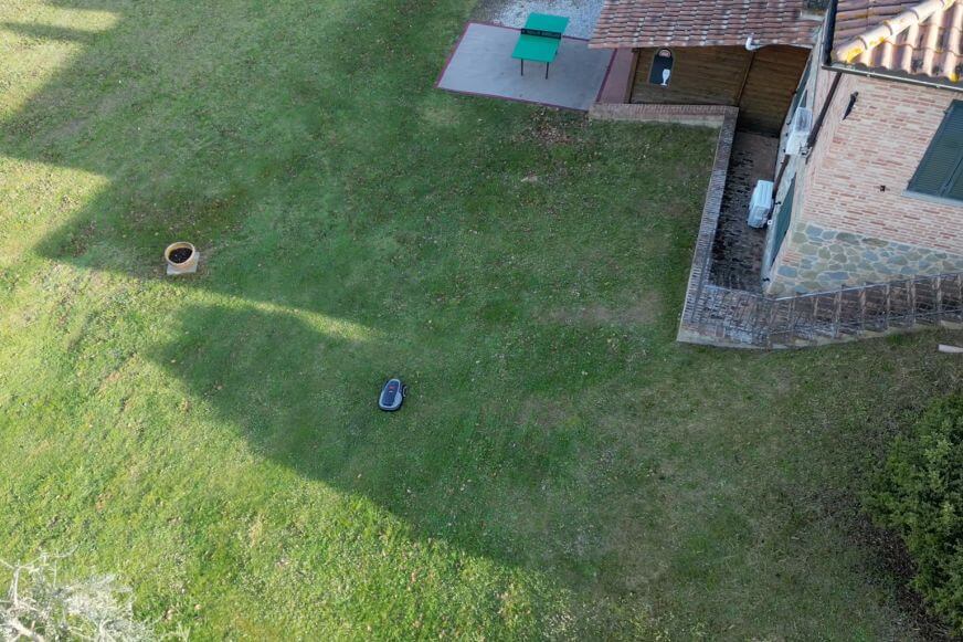 Roborock RockMow S1 gemähter Rasen mit gleichmäßigen parallelen Mähbahnen aus der Vogelperspektive einer Drohne